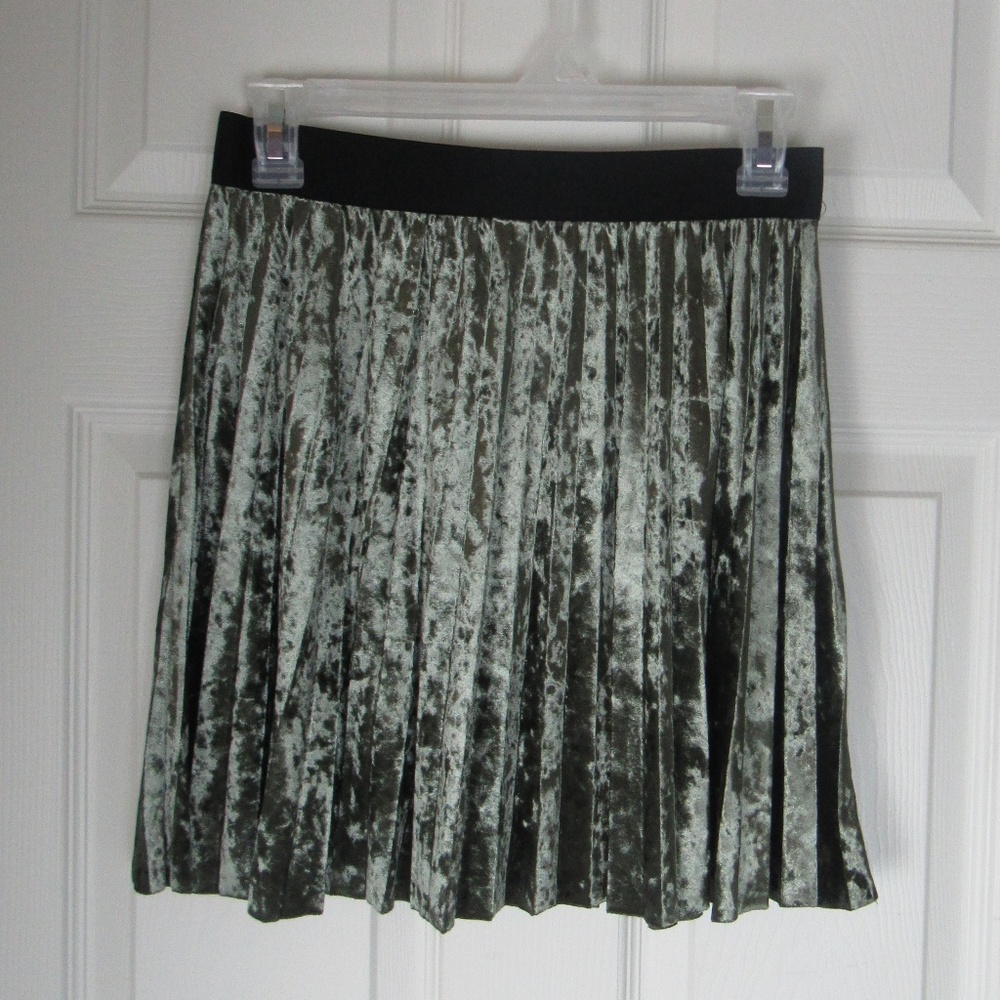 NWT Max Studio Velour Green Skirt Size Small